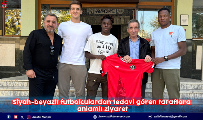 Siyah-beyazlı futbolculardan tedavi gören taraftara anlamlı ziyaret